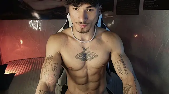 Thomas_Fit1 live cam on StripChat