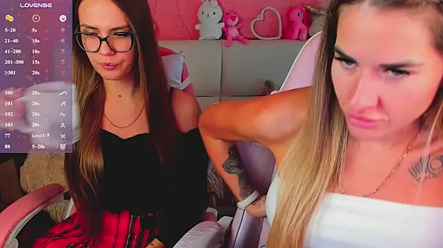 hotty_girls_here live cam on StripChat