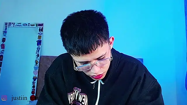 _justinmoon2 live cam on StripChat