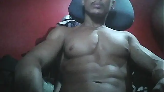 crazylatinguyy live cam on StripChat