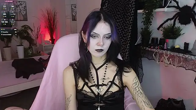 lorenloiss (F young) - feet close to the cam