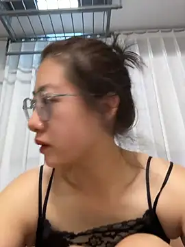 weiwei103 live cam on StripChat