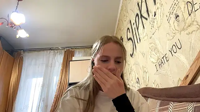 DollieMuhn live cam on StripChat