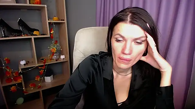 MilaLoona live cam on StripChat