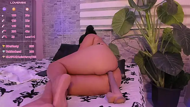 meganblazze (F young) - 🧴 Oil up your whole body