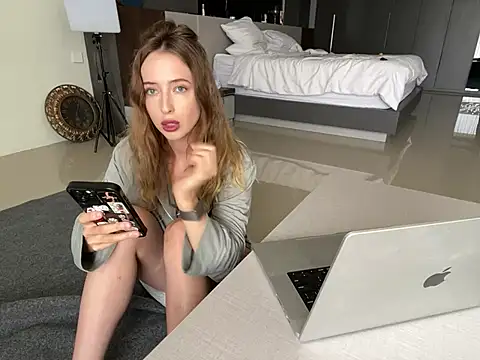 Nura_n_Sarah live cam on StripChat