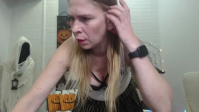 TessaDaybreak live cam on StripChat