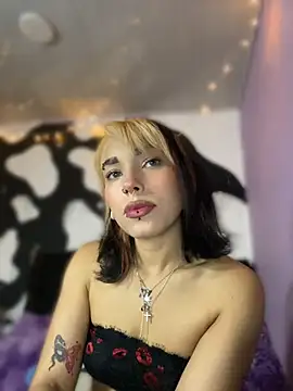 i-ss live cam on StripChat