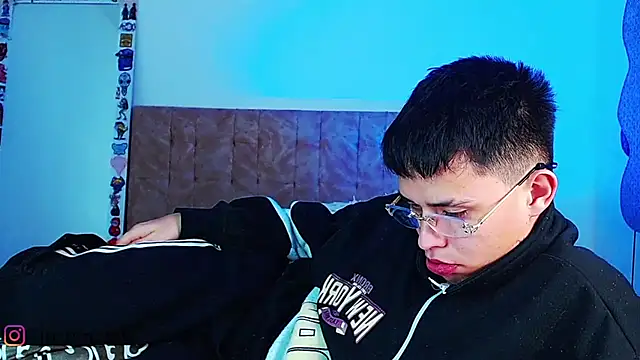_justinmoon2 live cam on StripChat