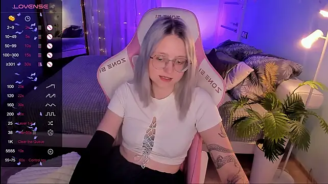 LunarGlow live cam on StripChat