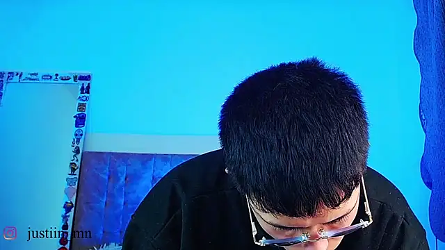 _justinmoon2 live cam on StripChat