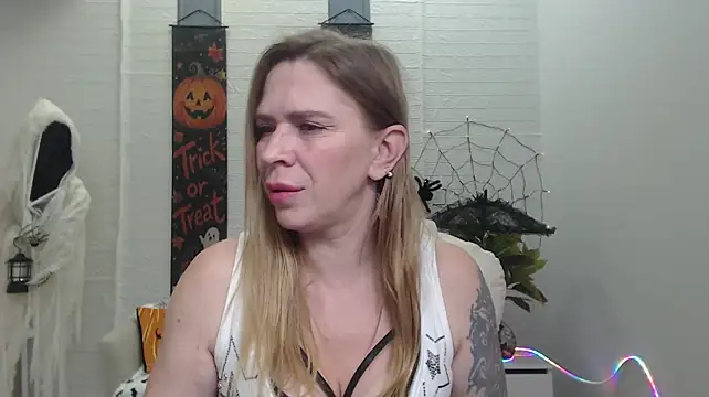 TessaDaybreak live cam on StripChat