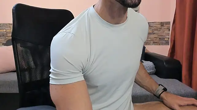HotHunkTrainer live cam on StripChat