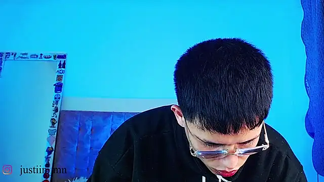 _justinmoon2 live cam on StripChat