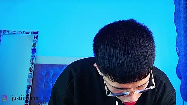 _justinmoon2 live cam on StripChat