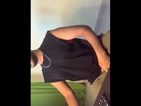 SaltyYoungDaddy live cam on StripChat