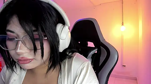 Kitty_Gang live cam on StripChat