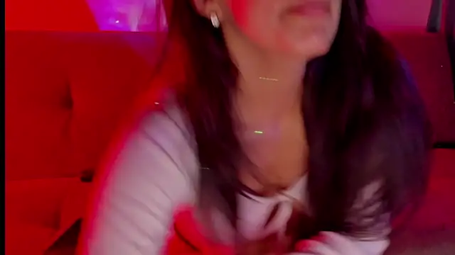 lucianaroush live cam on StripChat