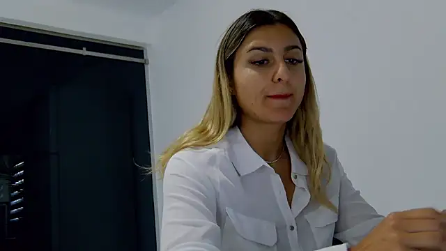 NicolePlay live cam on StripChat