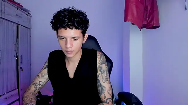 tylerrnova live cam on StripChat