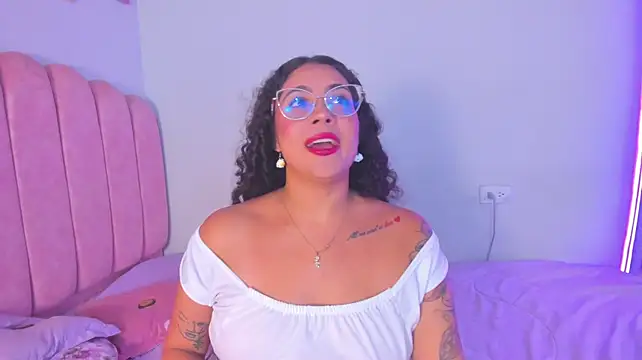 antonelllepiercee live cam on StripChat