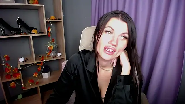 MilaLoona live cam on StripChat