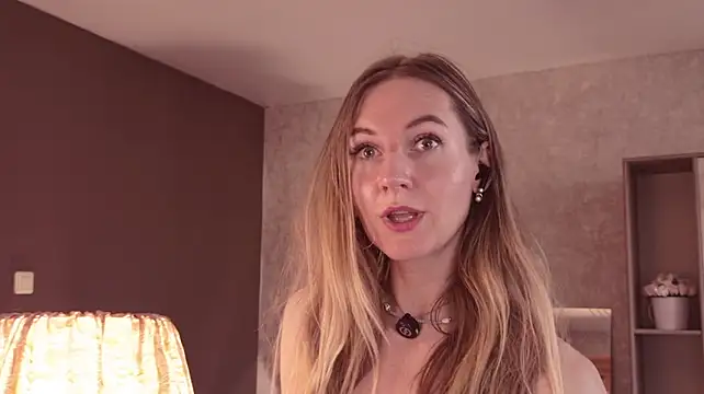Hello_Lisha live cam on StripChat