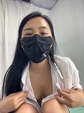 Nini_11 live cam on StripChat