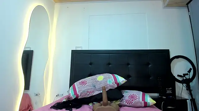 BustyGlow live cam on StripChat