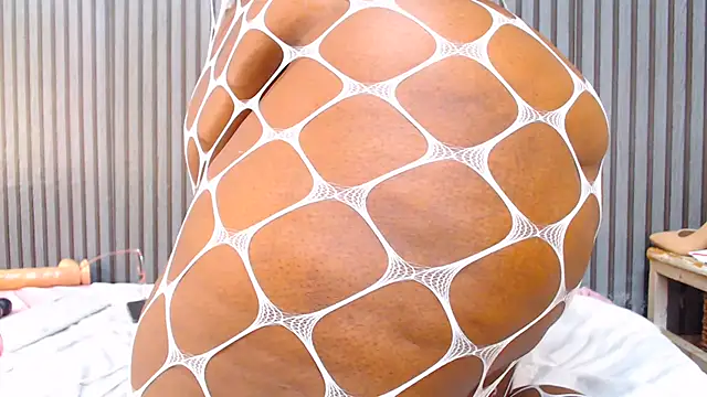 ROYALASS25 live cam on StripChat