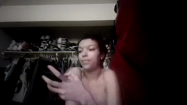 skyyloveeeee live cam on StripChat