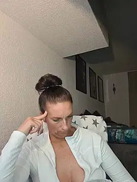 SexyJulia21 live cam on StripChat