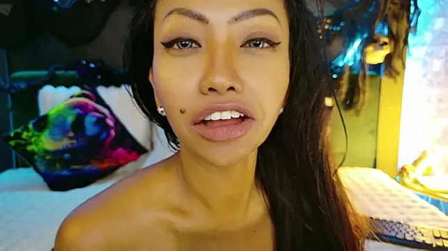 ElyaQuinn live cam on StripChat