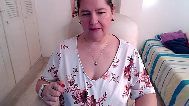 leonela_69 live cam on StripChat