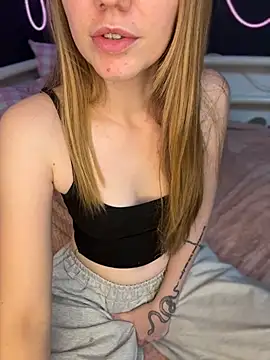 MilaMoone live cam on StripChat