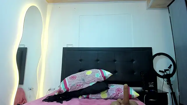 BustyGlow live cam on StripChat