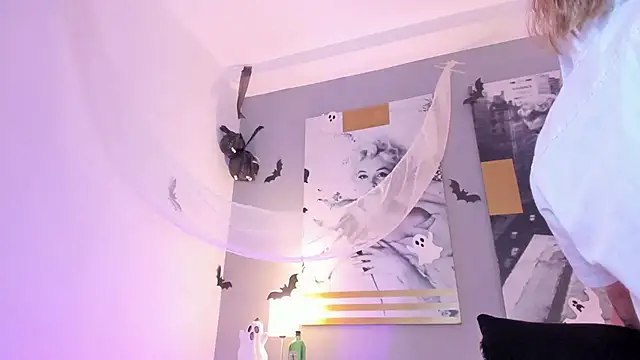 AlannaViera live cam on StripChat