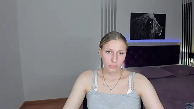 MiaCream live cam on StripChat