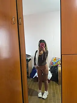 Thegirlofthemirror live cam on StripChat