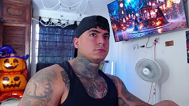 maxstroncm18 live cam on StripChat