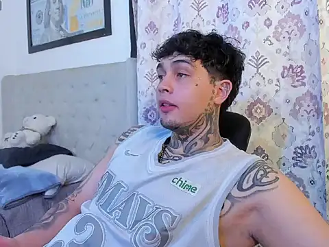 juan_alvarez18 live cam on StripChat