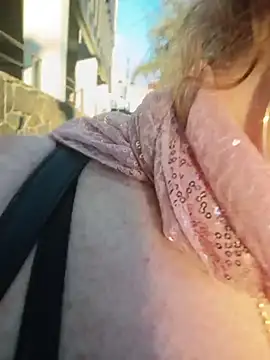 nakedgarbageperson (F milf) - Walk up the street topless for 3minutes
