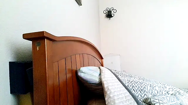 Yournaughty live cam on StripChat