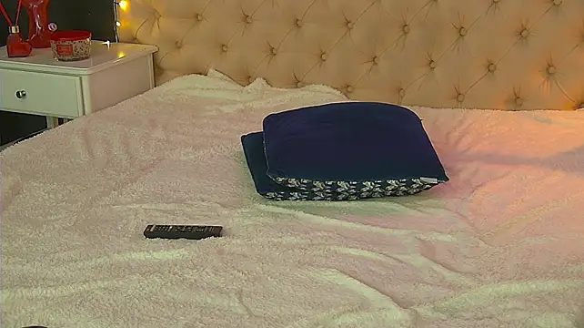 NewLuxxy live cam on StripChat