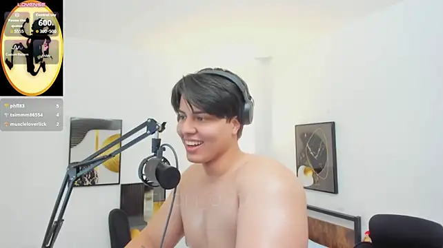 Thom_Ohtani live cam on StripChat