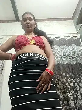 YOURFIVAA live cam on StripChat