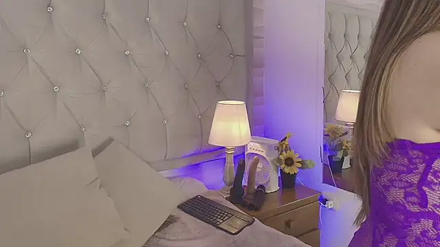 Emely_CaroFg live cam on StripChat
