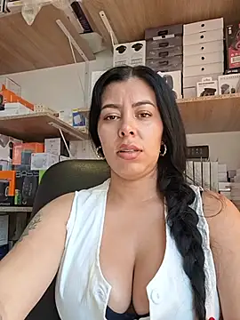 Luianna live cam on StripChat