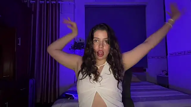 KayleneLoukanis live cam on StripChat
