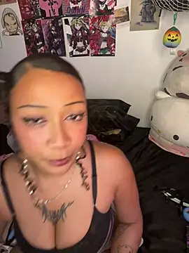 badgirluzi live cam on StripChat